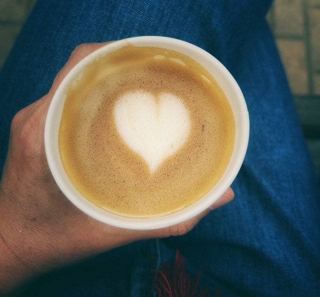Kaffeetasse mit Schaum-Herz in einer Hand, Psychologische Online-Praxis, Angebot und Ablauf, Systemische Therapie, Coaching und Beratung, Online-Beratung, Berlin